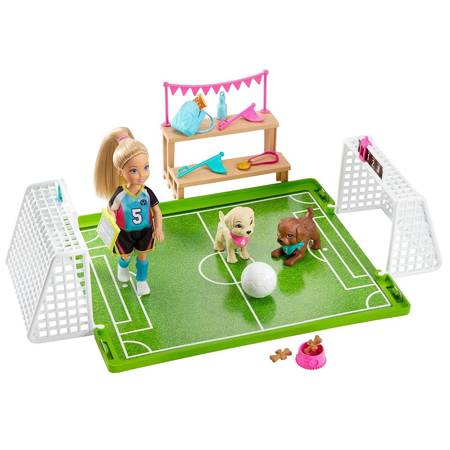 Barbie Chelsea + football pitch GHK37