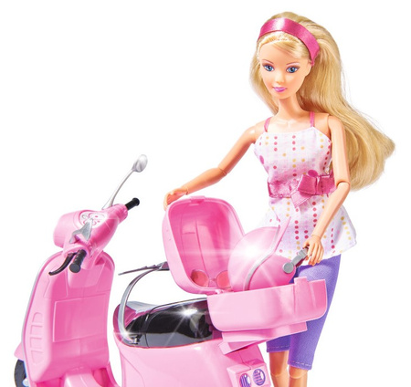 Steffi doll on a scooter 573-0282