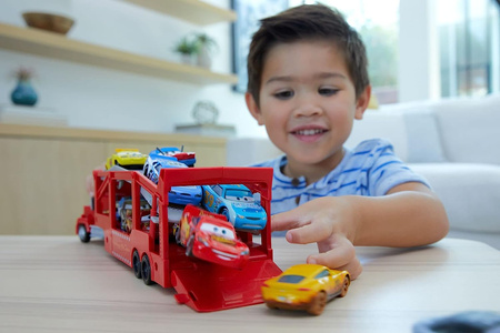 Cars Maniek toy transporter HDN03