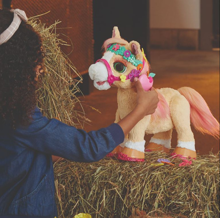 HASBRO FRR Cynamonka jouet poney cannelle à la mode F4395