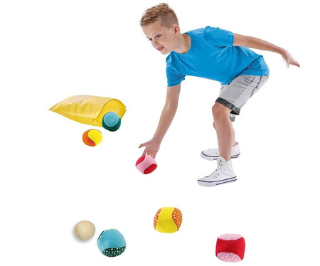 Game of throwing soft balls 02292