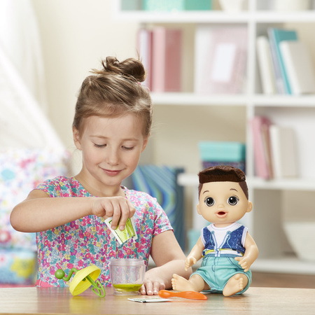 Un garçon brune avec un mixeur de jouets E0636