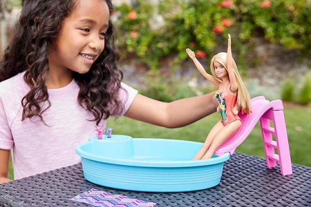 Poupée Barbie avec piscine GHL91