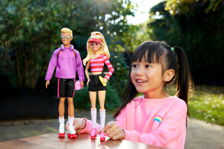 MATTEL Barbie poupée Fashion + Ken sur patins à roulettes HXK90