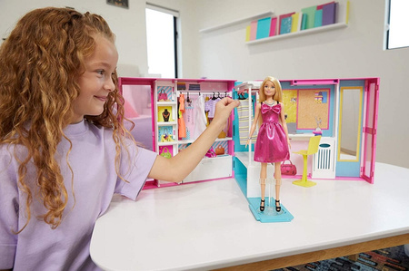 La garde-robe de rêve de Barbie avec une poupée et des accessoires GBK10